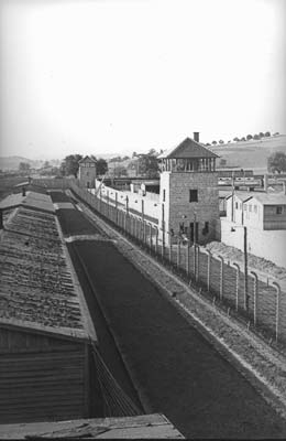 Nördliche Lagermauer mit Wachturm, vermutlich Frühjahr 1943 (Foto: SS-Foto, Courtesy of Museu d’Història de Catalunya, Barcelona: Fons Amical de Mauthausen)