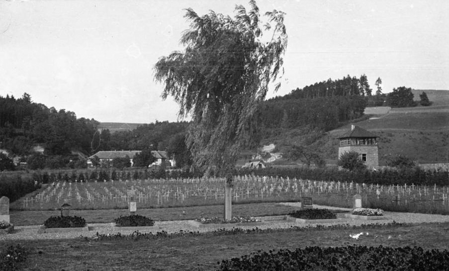 Der von der US-Armee angelegte Opferfriedhof in Gusen, Datum der Aufnahme unbekannt. (Foto: Ministère de la Défense - Direction pour la Mémoire, le Patrimoine et les Archives)